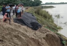 লখিমপুৰ জিলাৰ বিহপুৰীয়া সমষ্টিৰ ধলপুৰ জামুগুৰিত খহনীয়াই ভয়াৱহ ৰূপ : গাওঁ এৰি সুৰক্ষিত স্থানলৈ গঞা